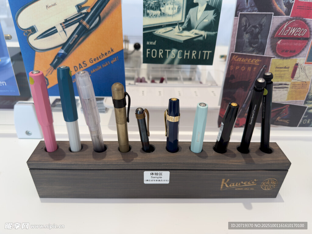 多彩钢笔展示架上的钢笔