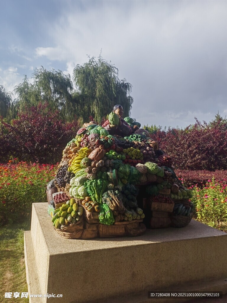 多彩植物雕塑装点花园