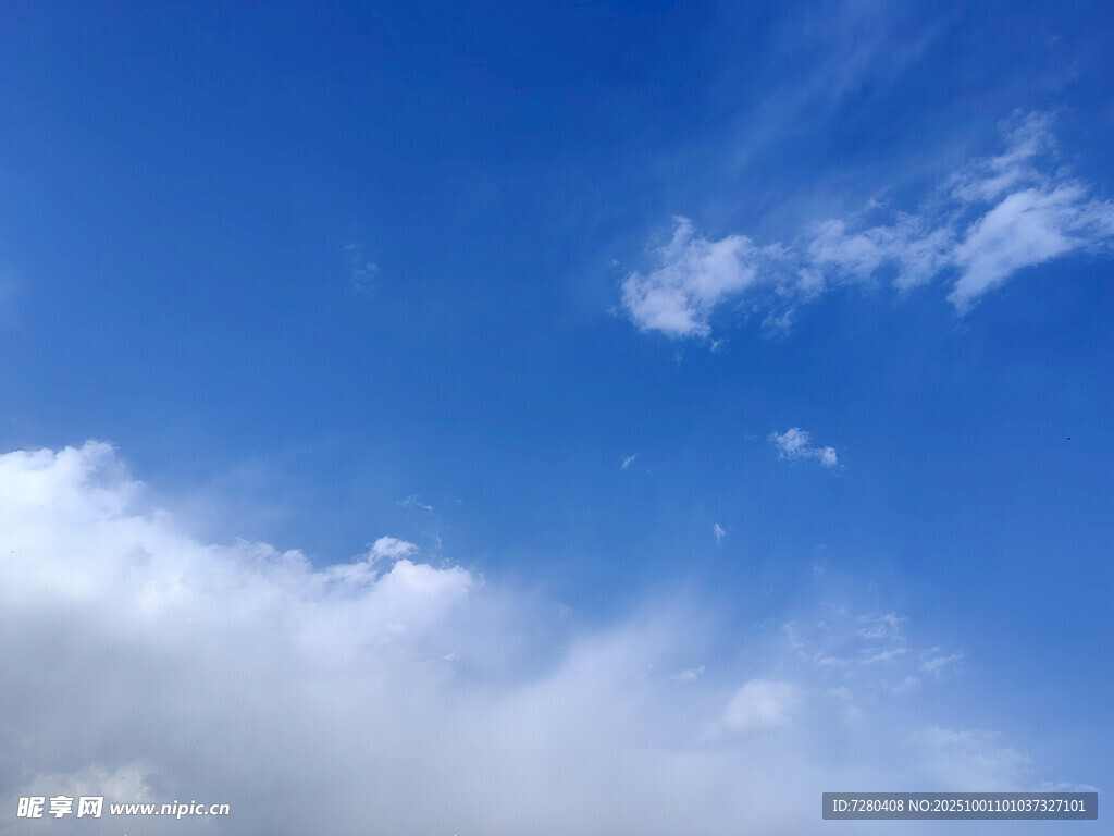 蓝天飘白云的纯净景致