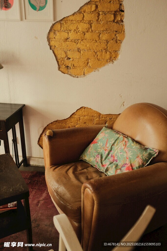 复古风破墙旁的舒适沙发