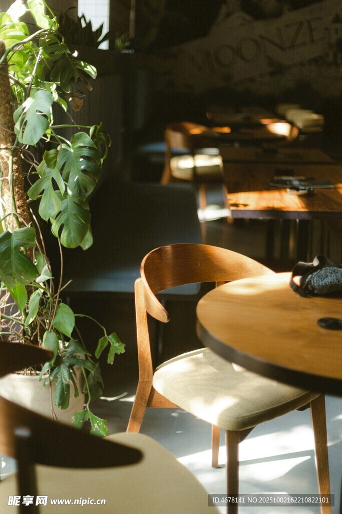 温馨室内休闲桌椅布置