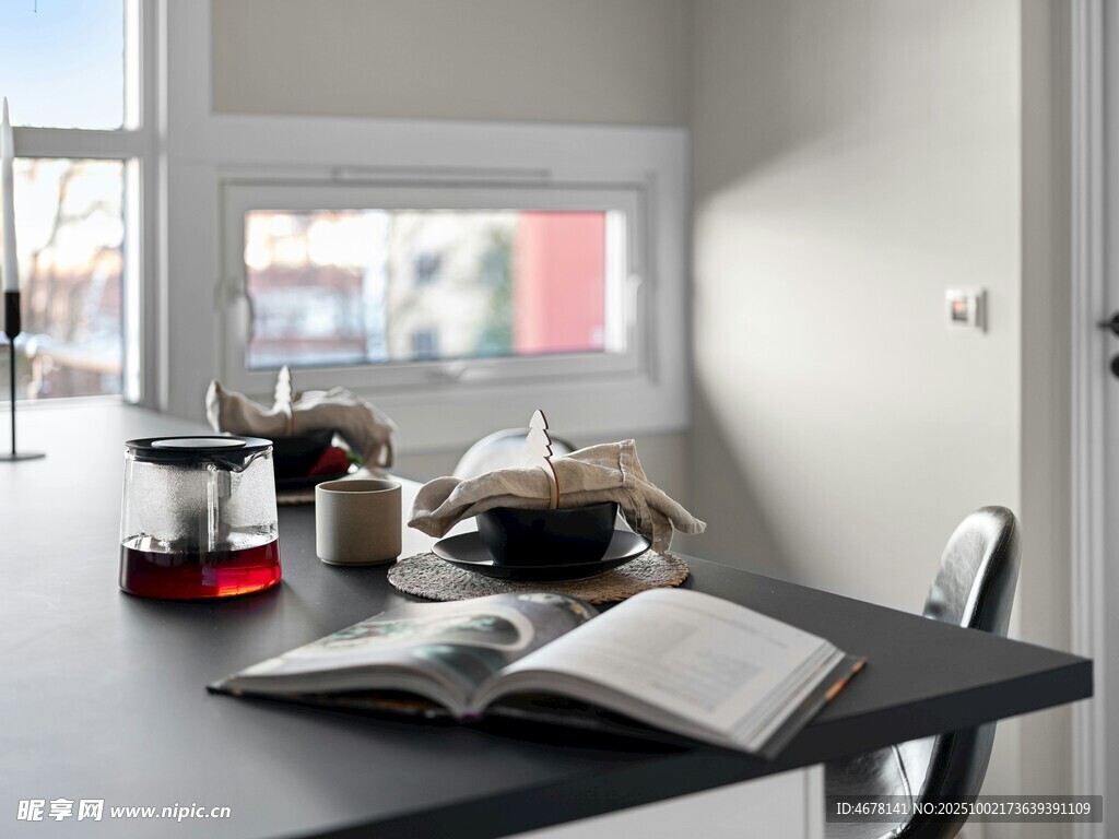 窗边书桌的闲适阅读场景