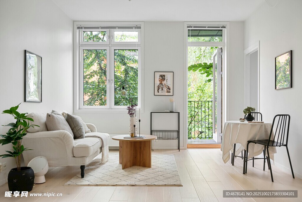 简约明亮的现代客厅空间