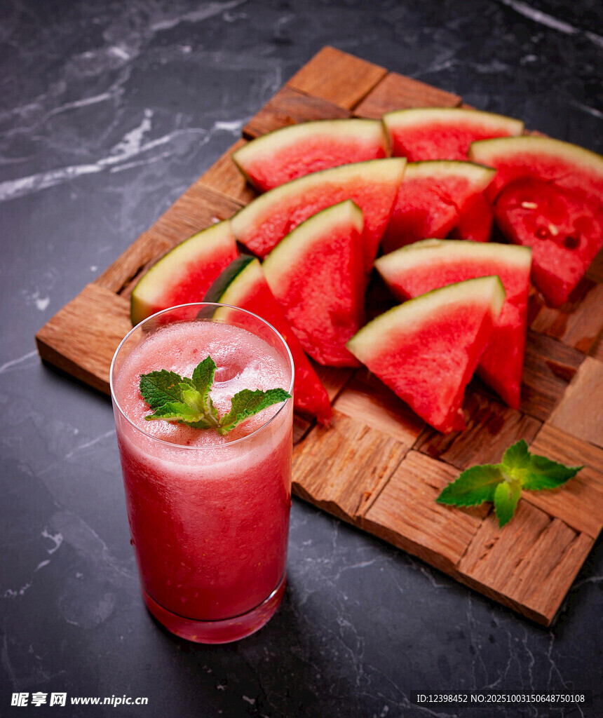 西瓜饮品与切片西瓜拼盘