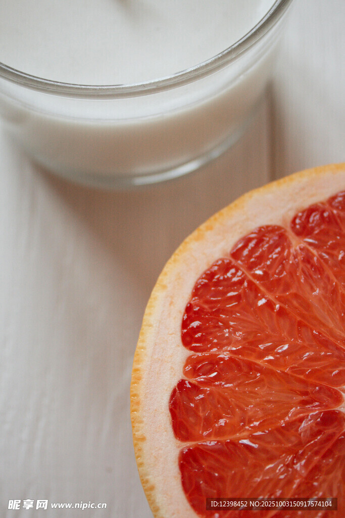 新鲜西柚与牛奶的美味组合