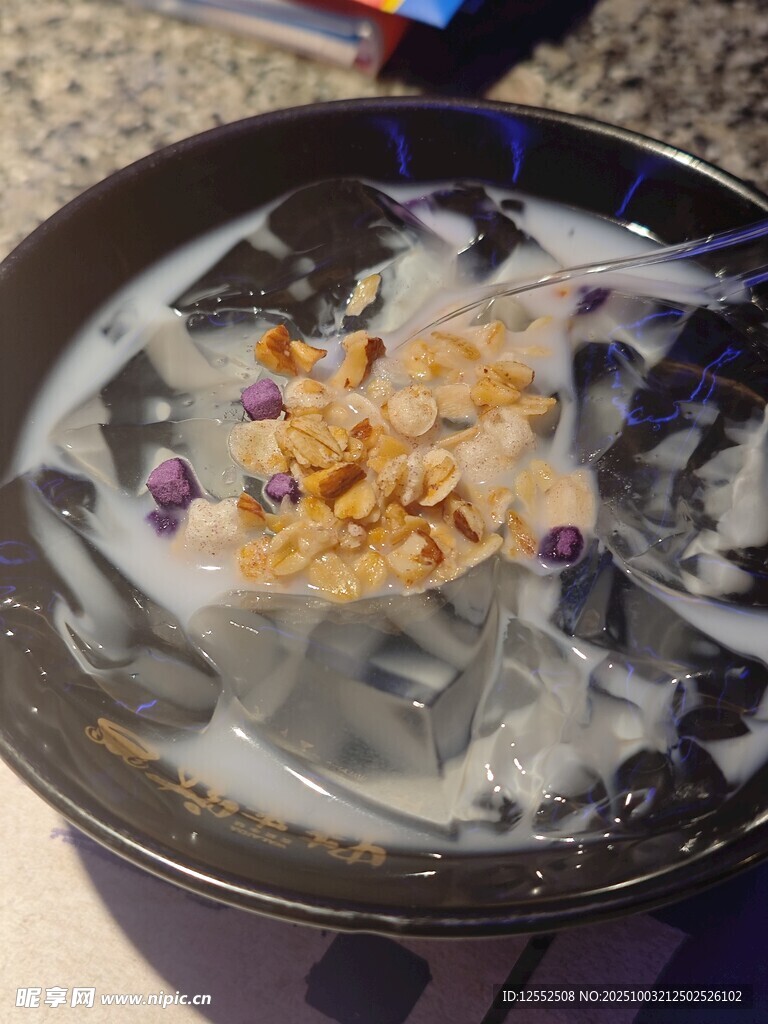 锅中烹饪的多彩食材