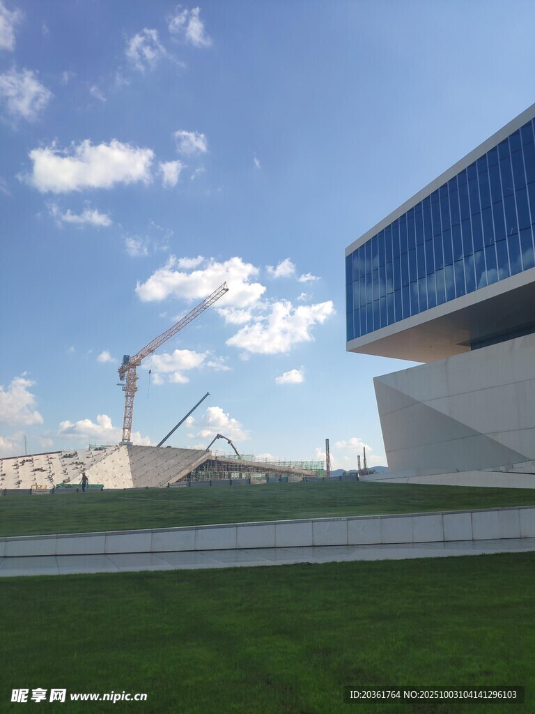 现代建筑与开阔蓝天景观