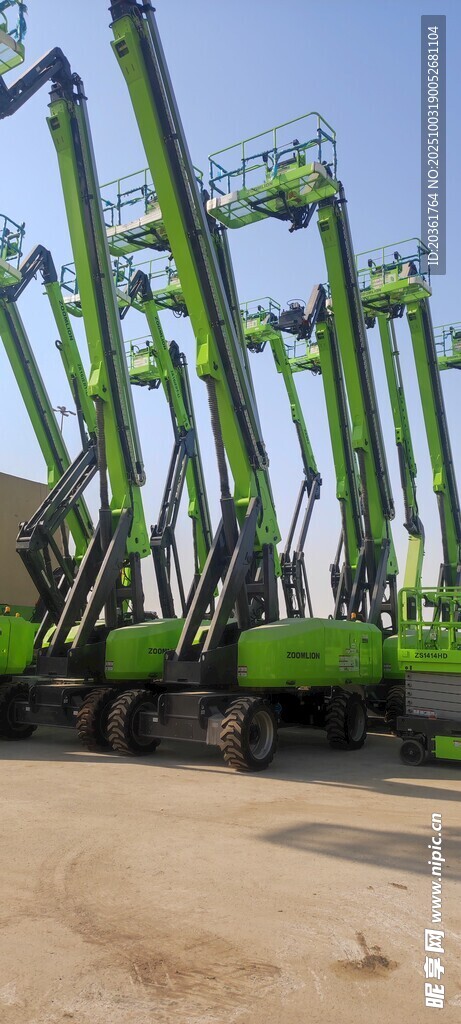 多台绿色农业机械整齐停放