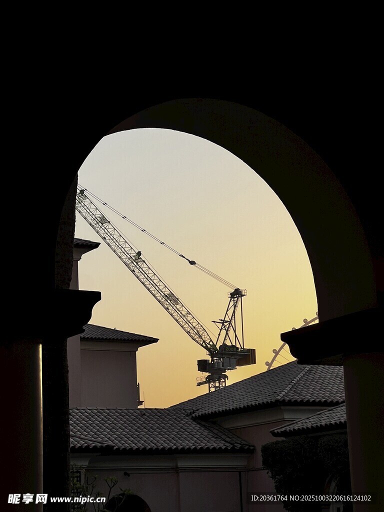 黄昏下的建筑起重机