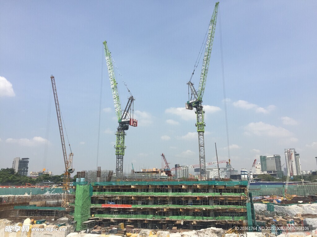 建筑工地的繁忙施工景象