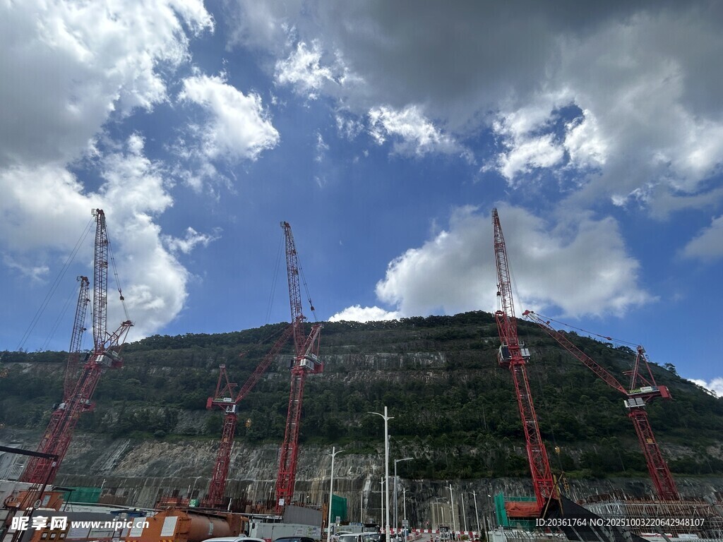 施工现场的多台起重机