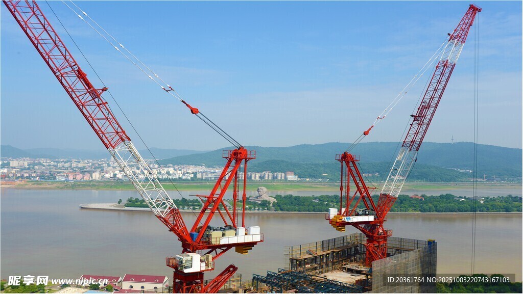江边起重机施工现场