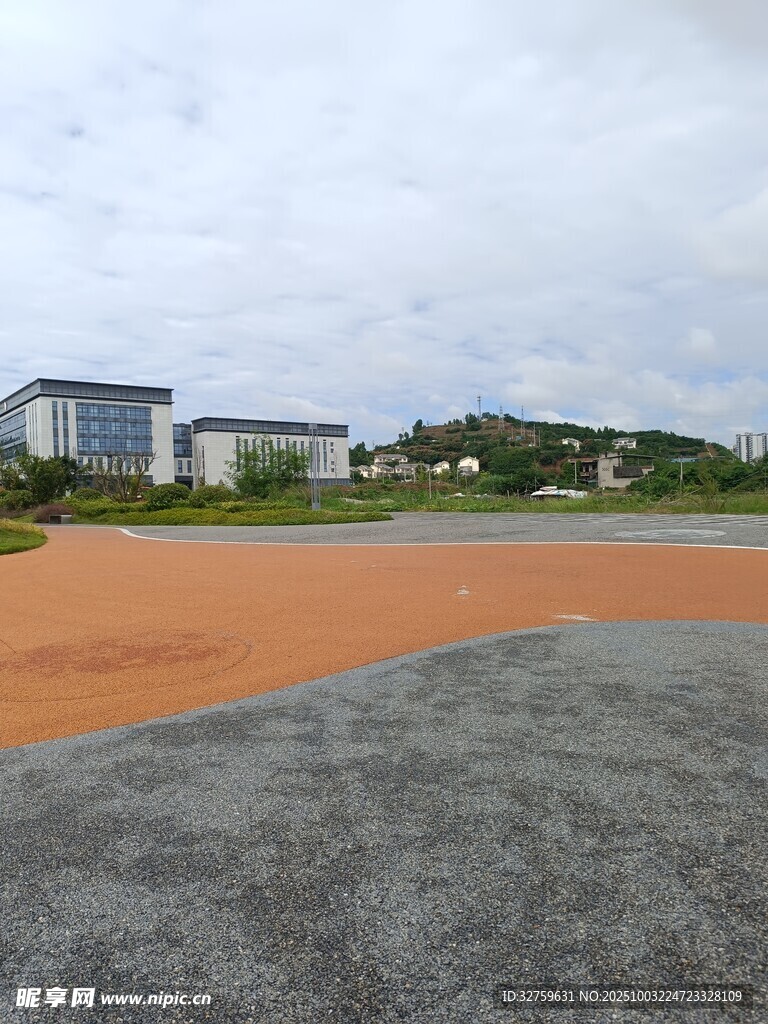 户外开阔场地与远处建筑