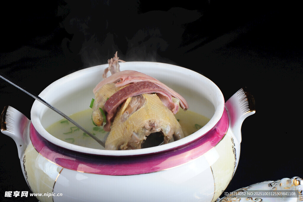 陶瓷碗中的美味食物