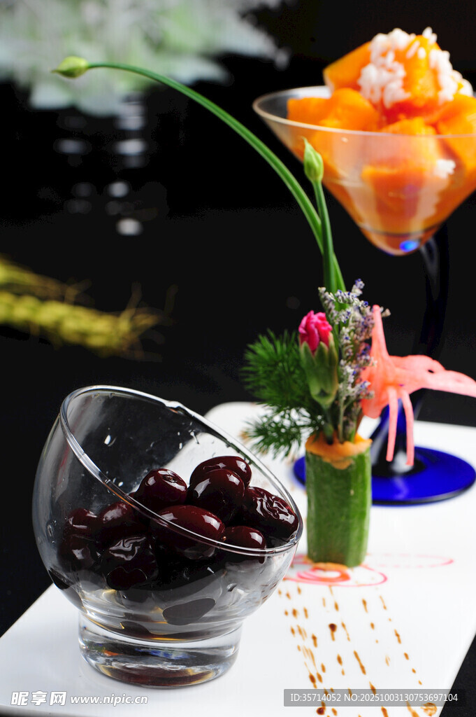 精致甜品与水果摆盘