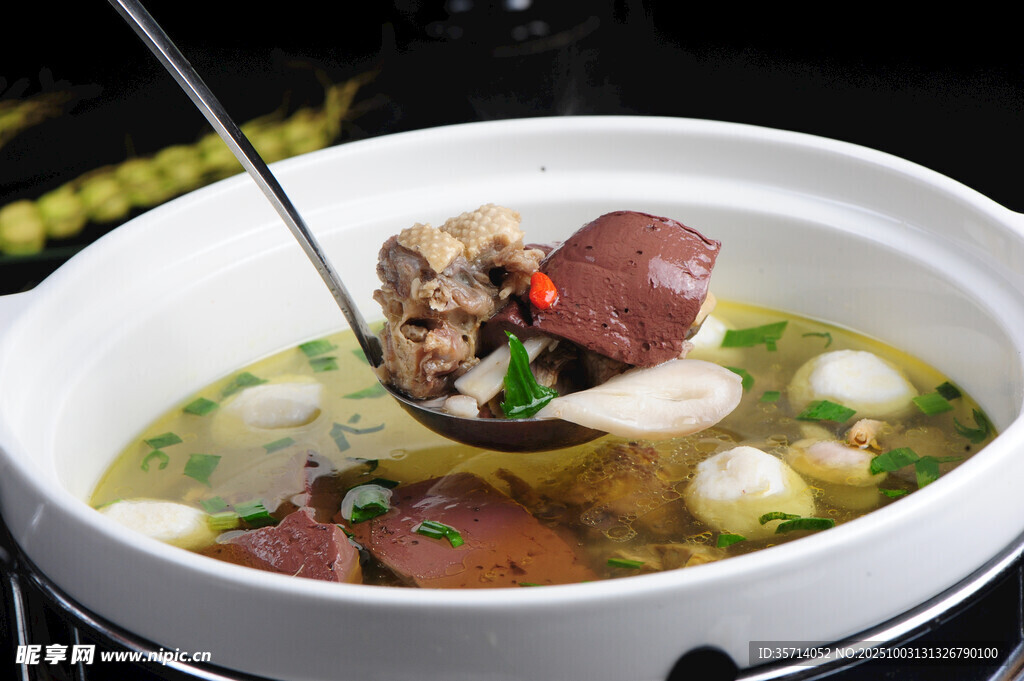 美味滋补的丸子肉类汤品