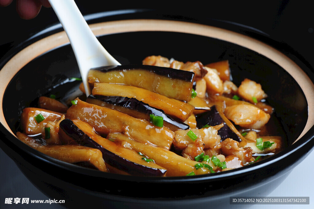 美味茄子煲色泽诱人