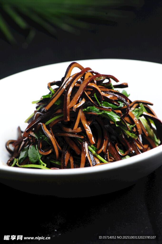 凉拌虫草花与蔬菜