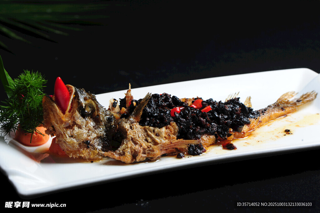 美味红烧鱼摆盘中餐佳肴