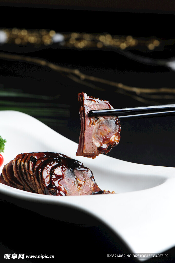 筷子夹起美味酱卤猪蹄