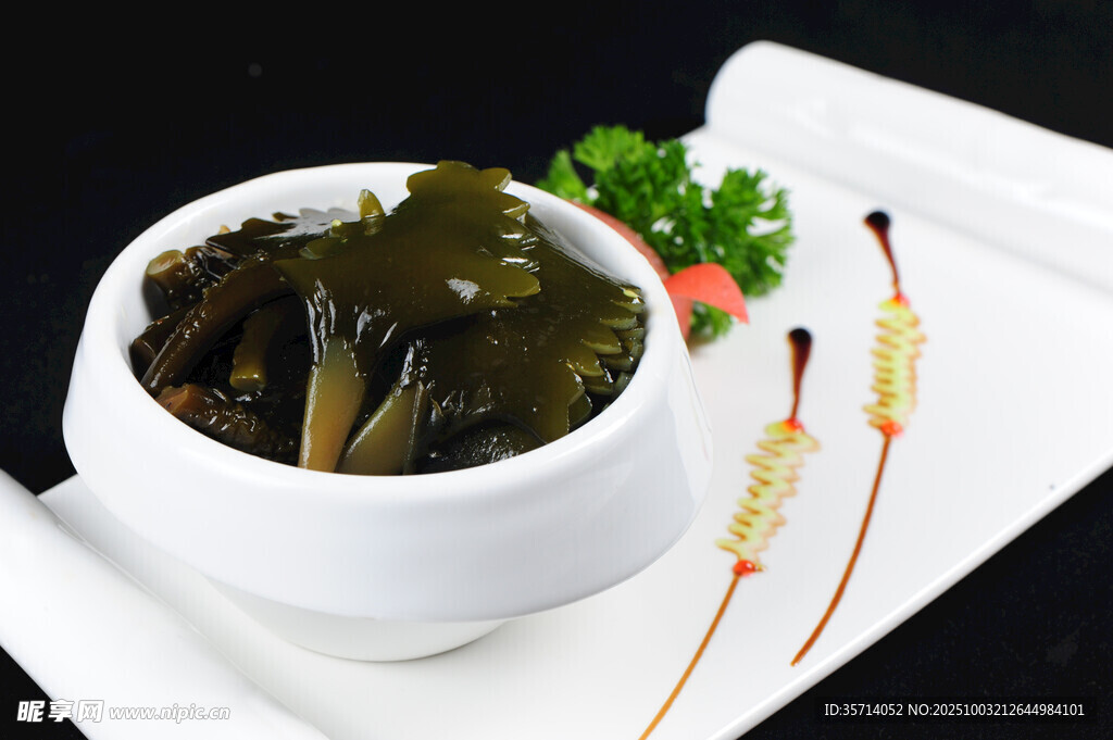 白碗盛泡发海带