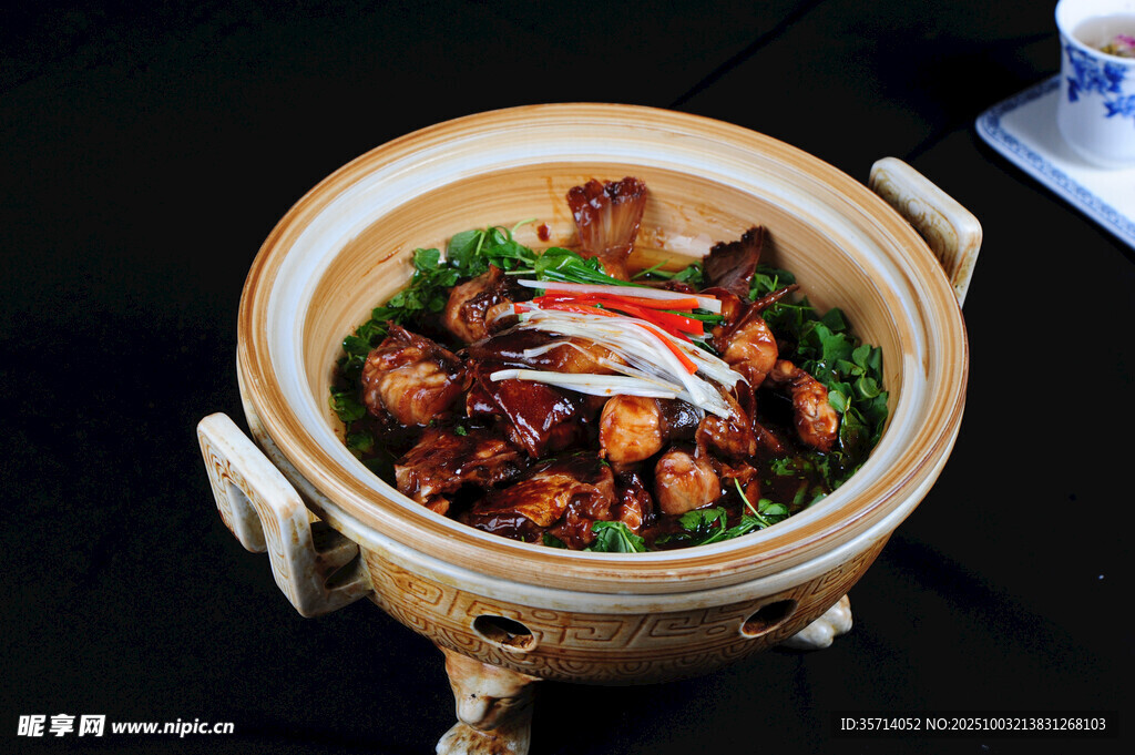 美味砂锅煲食材丰富诱人