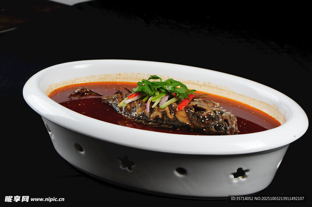 红烧鱼头汤鲜香诱人