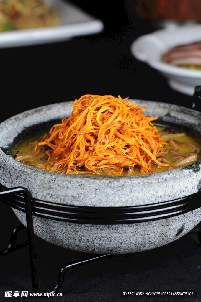 石锅美味胡萝卜丝料理
