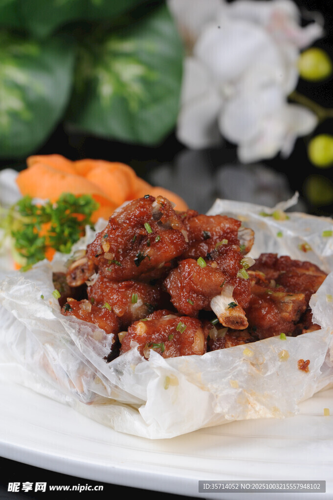 美味油炸肉丸摆盘精致