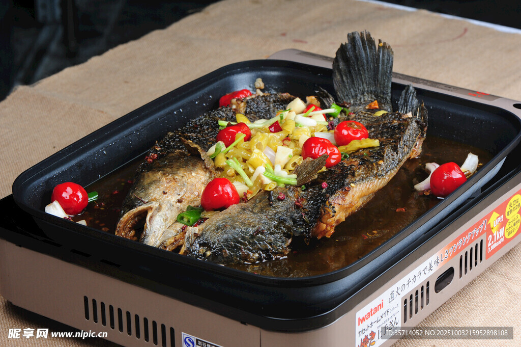 美味烤鱼摆放在盘中