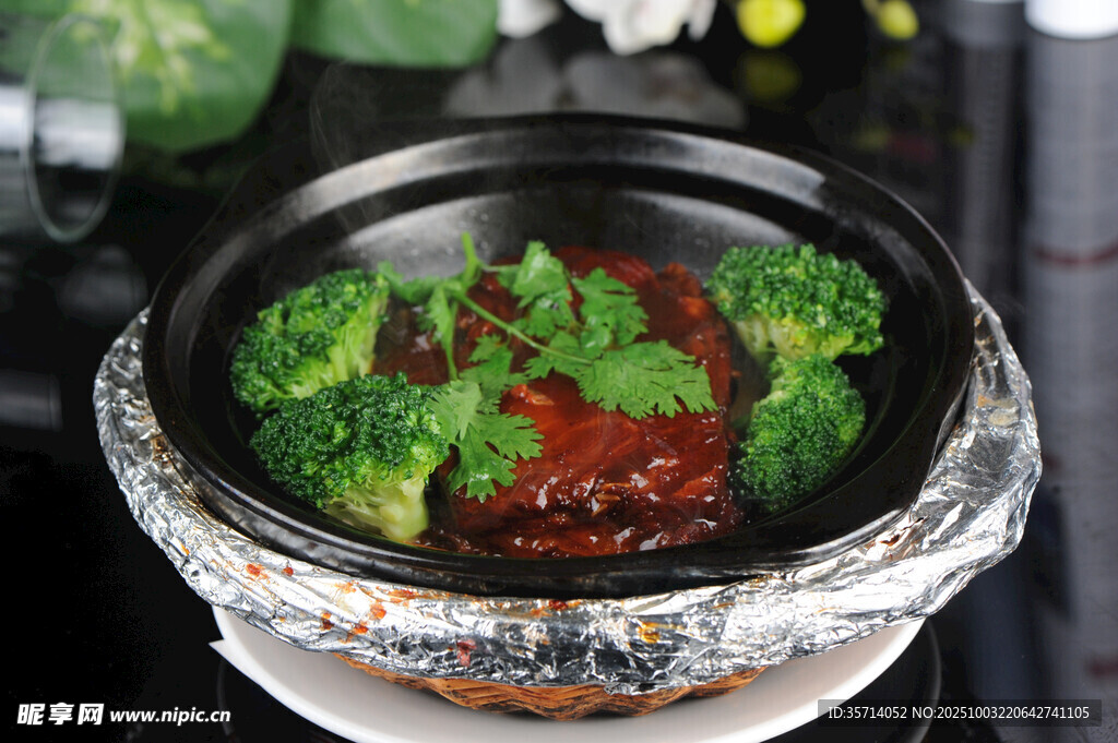 锡纸包裹的美味蔬菜煲