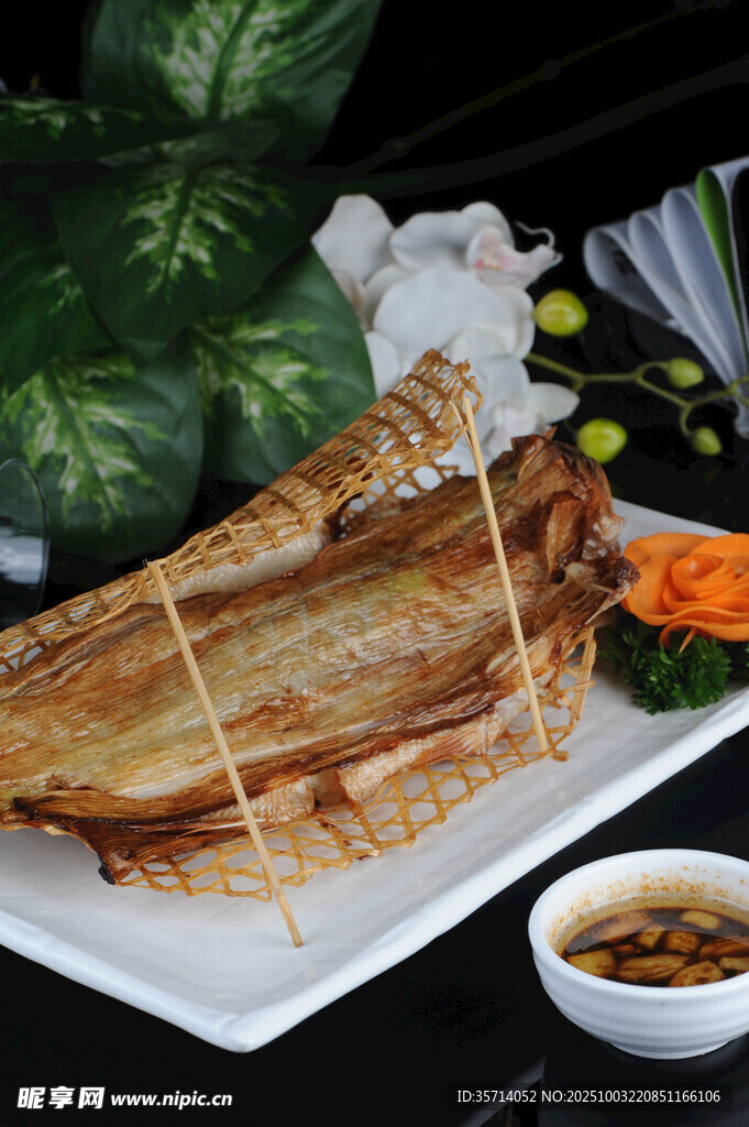 特色竹捆烤鱼配蘸料