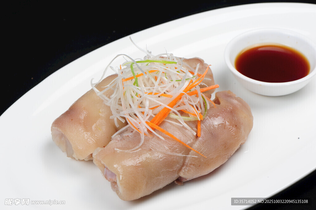 白切猪蹄配蘸料