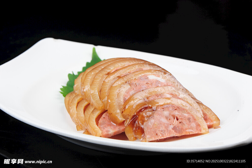 美味切片火腿摆于盘中