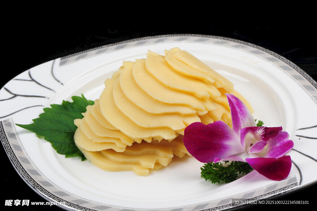 精致摆盘的美味土豆泥