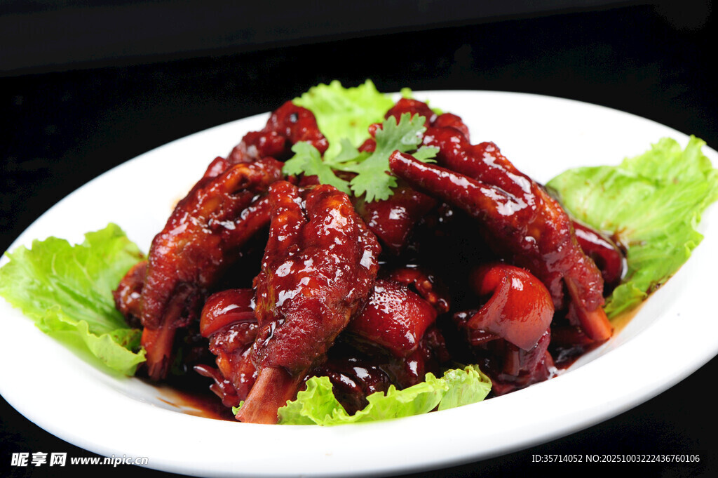 美味红烧凤爪摆于盘中