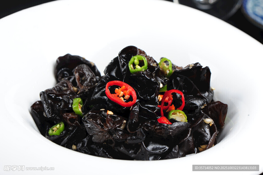 凉拌黑木耳点缀辣椒青椒