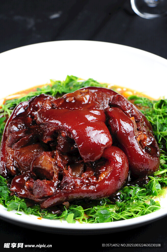 美味红烧猪蹄摆于盘中