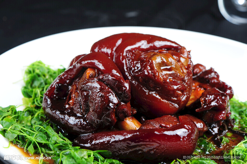 红烧猪蹄摆于翠绿蔬菜旁