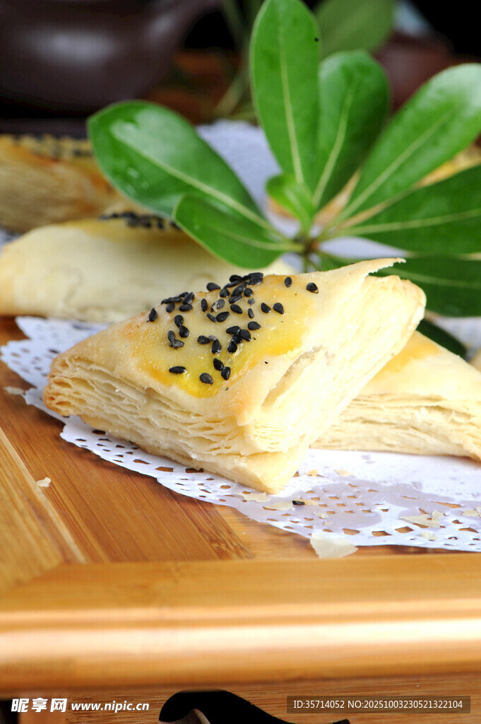 美味千层酥点缀黑芝麻