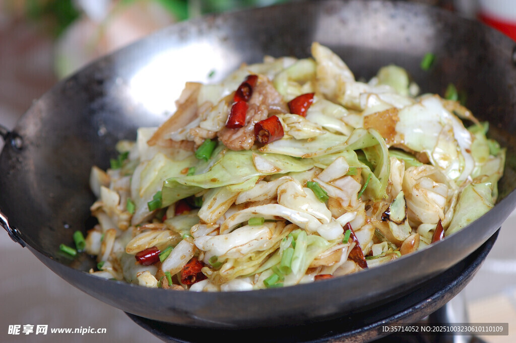 锅中翻炒的美味卷心菜