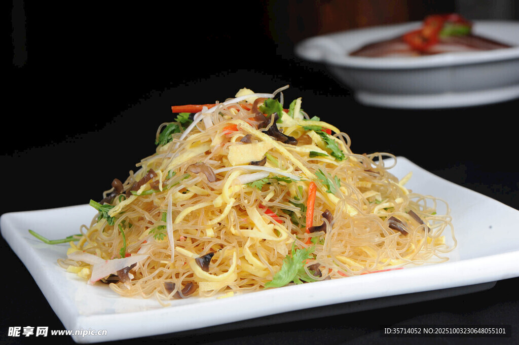 美味凉拌面色泽诱人