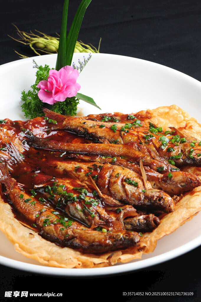 香煎杂鱼摆花饰