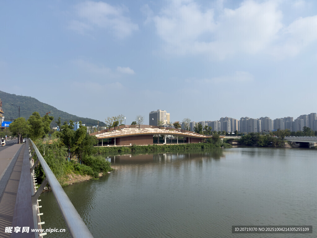 河畔城市风光美景