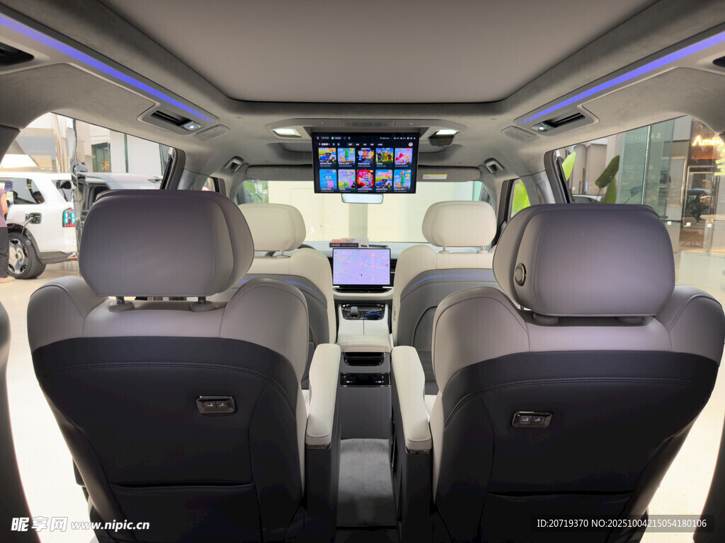 豪华商务车内部舒适空间