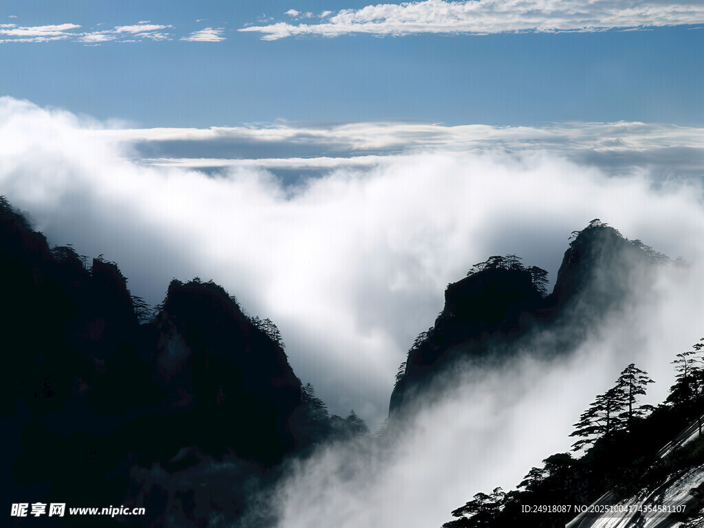 云海环绕的壮丽山峦