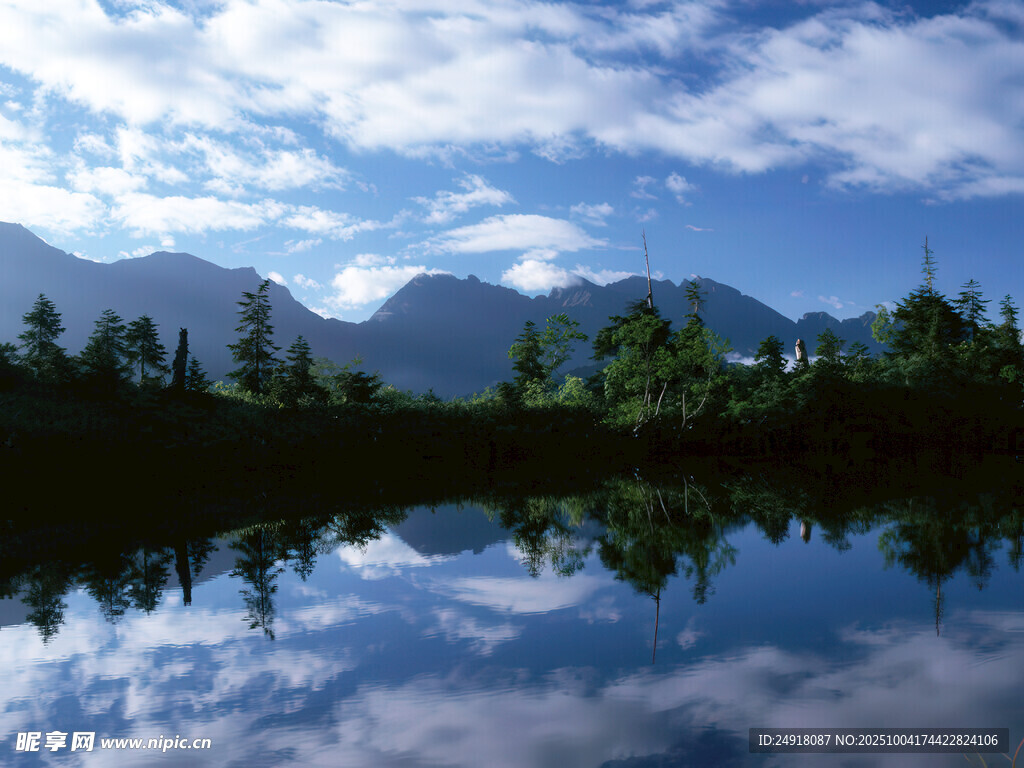 宁静山水湖景倒影画面