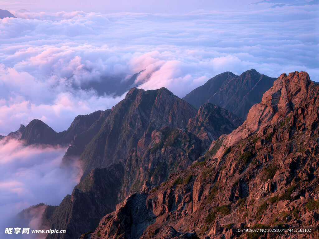 壮丽云海环绕巍峨山峰
