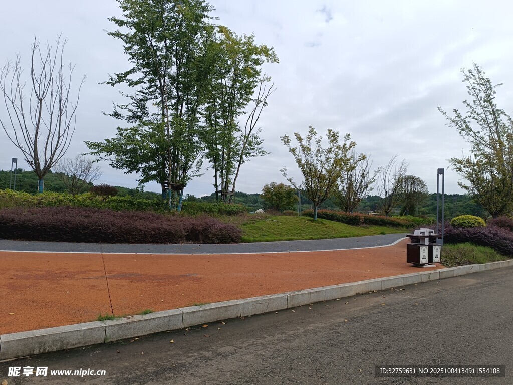 公园中的休闲步道景观