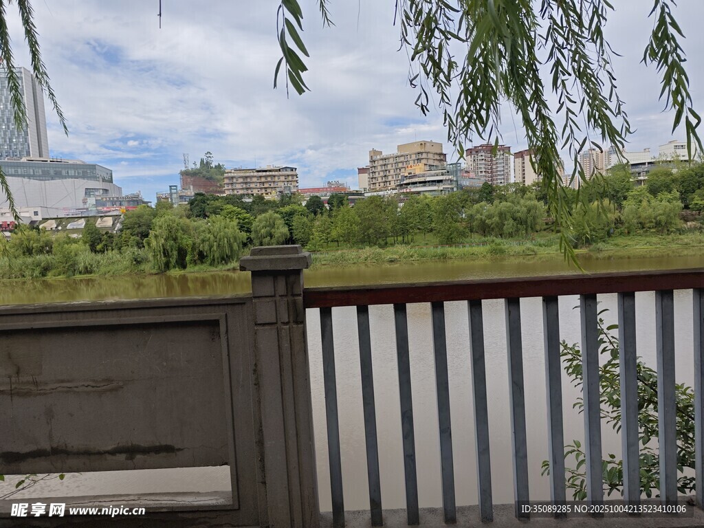 河畔木栏旁的自然景致